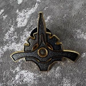 Disney pin collectors trading pins sparkle grey gold Disney parks Star Wars